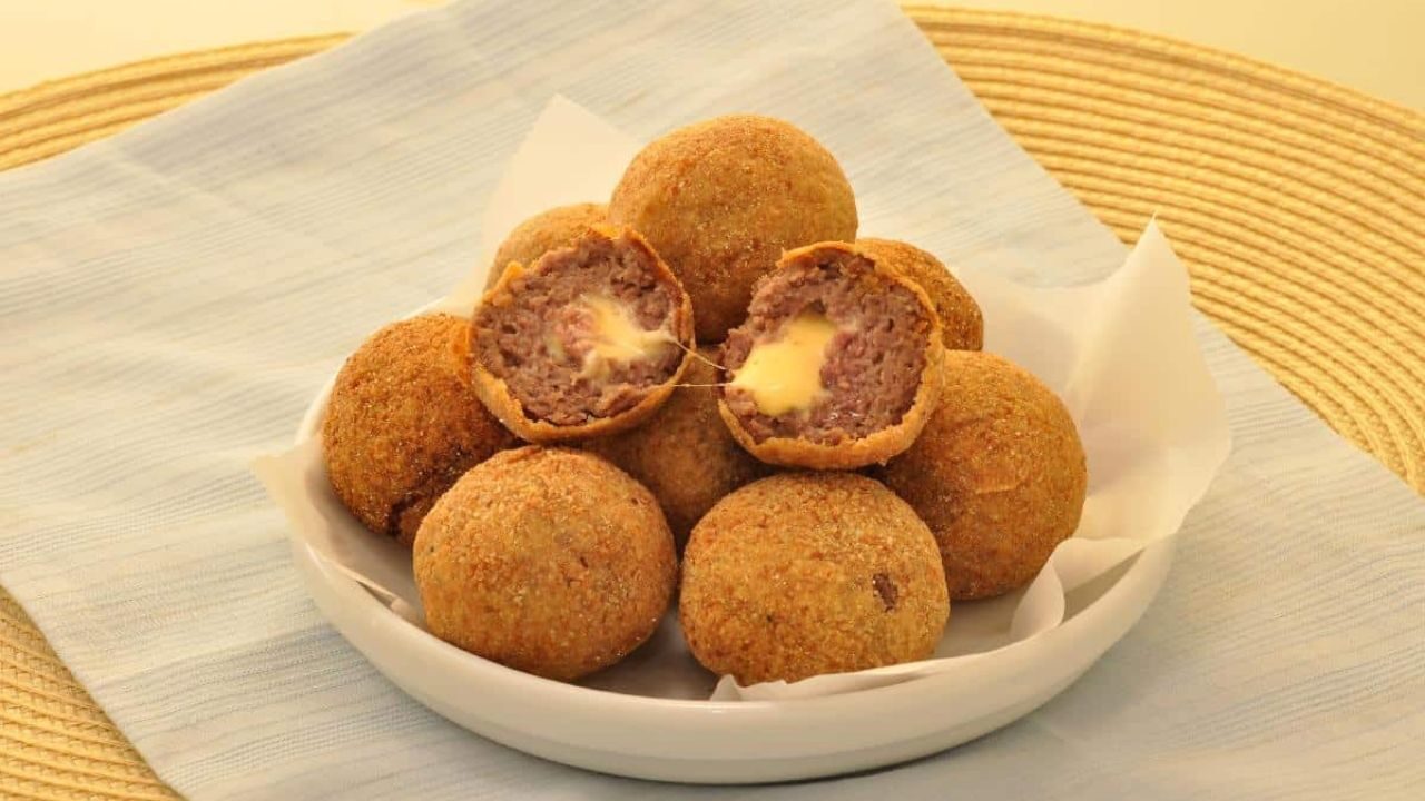 Bolinho de Queijo Recheado com Carne